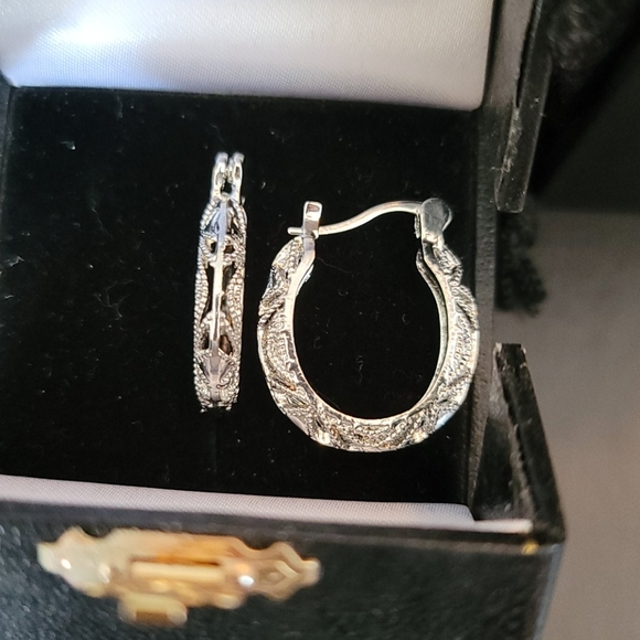 NEW GORGEOUS Silver Earrings so much detail - Picture 3 of 4